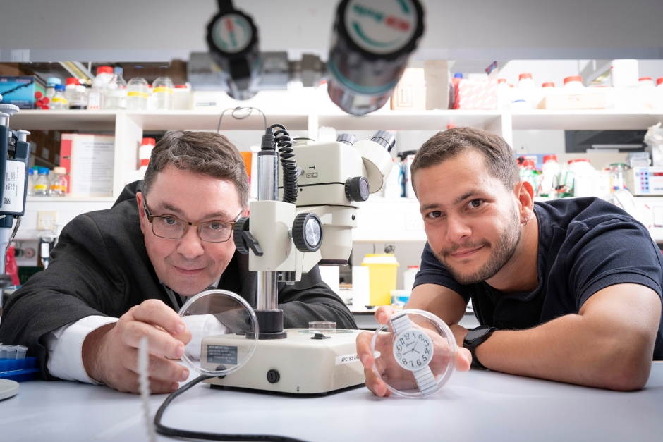 An image of Prof John Cryan and Dr Gabriel Tofani in a lab